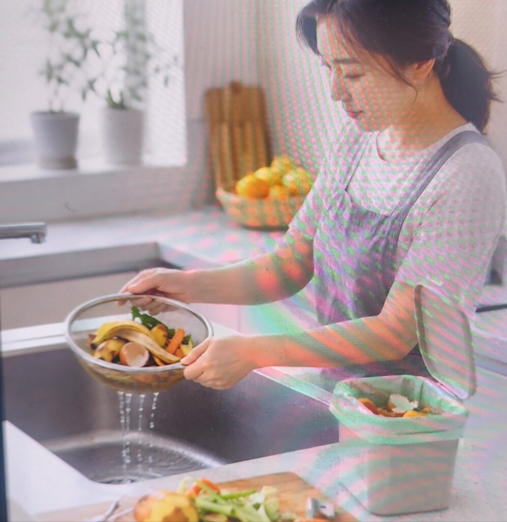 음식물 쓰레기 냄새를 줄이기 위해 과일 껍질과 채소 찌꺼기의 물기를 빼는 모습